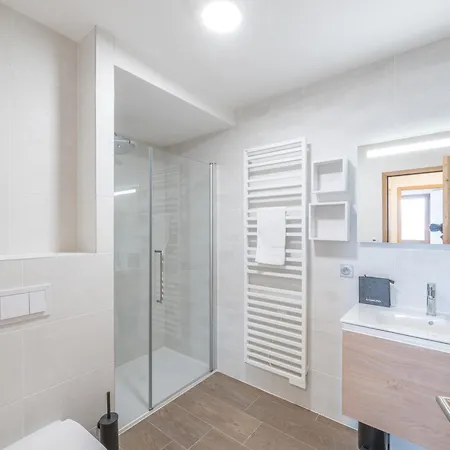Neuf De Standing, 400m Du Centre, 3 Chambres, Proche Pistes, Parking Inclus - Fr-1-645-49 Apartamento